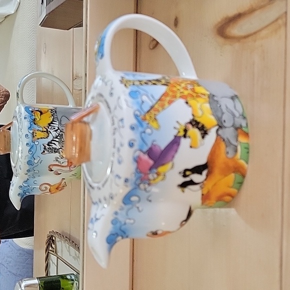 Noah's Ark Teapot by Paul Cardew 2008 - Picture 2 of 7